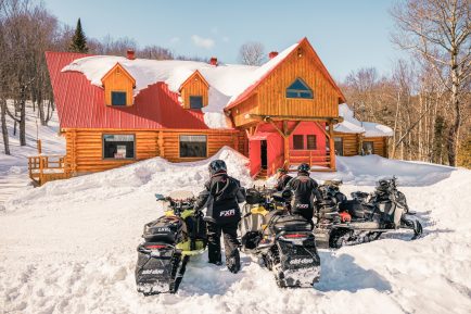 Des motoneigistes au Domaine Valga