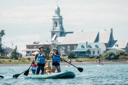 Une famille en paddleboard à Sainte-Luce