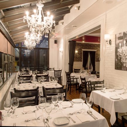 Intérieur de la verrière au Saint-Patric Resto de l'Hôtel Lévesque