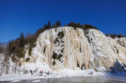 Escalade de glace au Parc des Chutes avec Grimpe en Ville