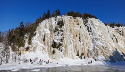 Escalade de glace au Parc des Chutes avec Grimpe en Ville