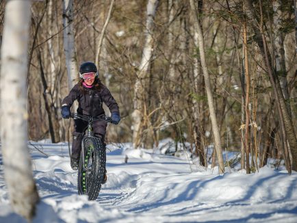 Une personne qui fait du fatbike