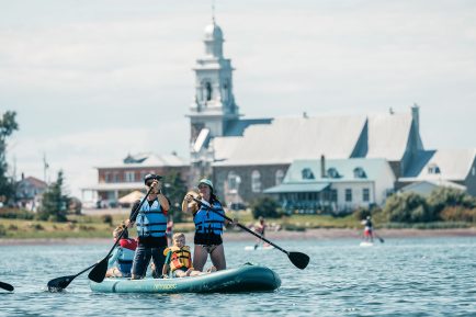 Une famille en paddleboard à Sainte-Luce