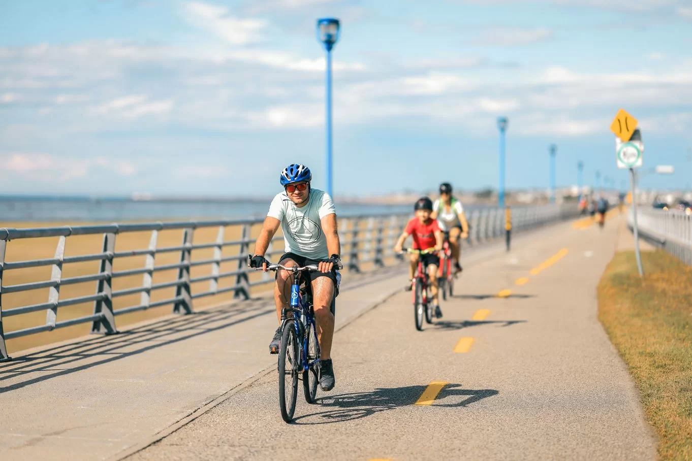 Cyclistes roulant sur une piste cyclable en bordure du fleuve Saint-Laurent.